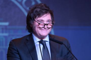 Milei decreta expulsar a extranjeros que agravien a Argentina