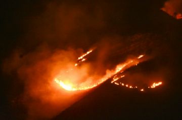 Incendio en el Parque Tunari lleva 12 horas activo y amenaza con avanzar hacia zonas habitadas
