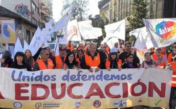 Descontento: Docentes y sindicalistas marchan en Chile
