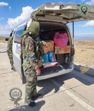 Encuentran 22 paquetes de marihuana en minivan
