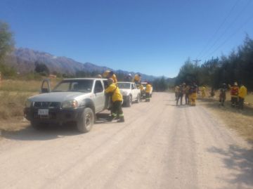 Gobernación coordina a 63 efectivos y refuerza la logística para combatir el incendio en Calderilla