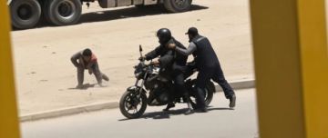 Cuatro personas en motocicleta atracan a un hombre y se llevan Bs 700.000