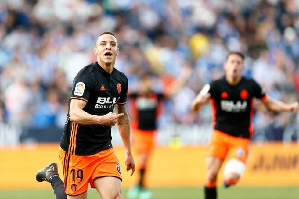Rodrigo en racha desatasca al Valencia frente al Leganés