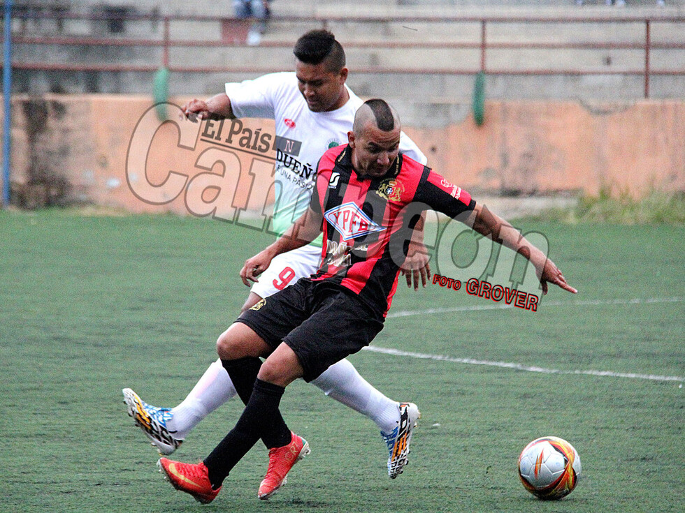 Industrial goza en la cima y además es el más goleador