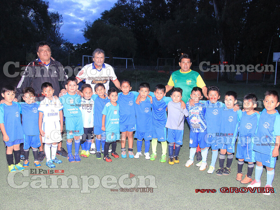 Las leyendas vivientes del fútbol boliviano deslumbran a Tarija