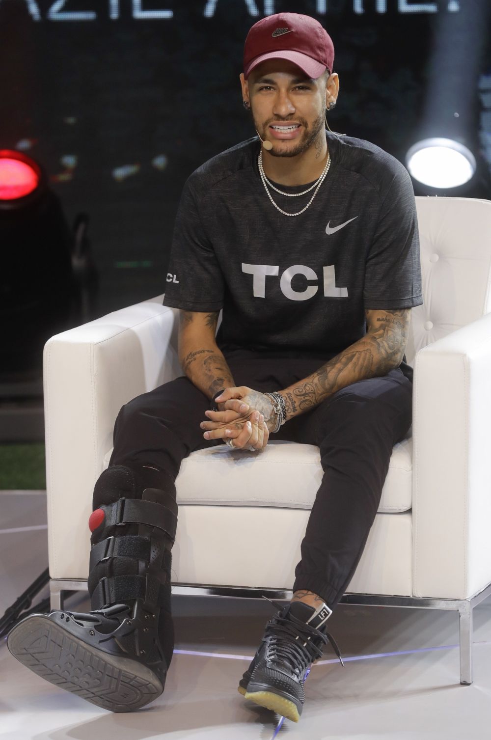 Neymar dice que tendrá el alta en un mes