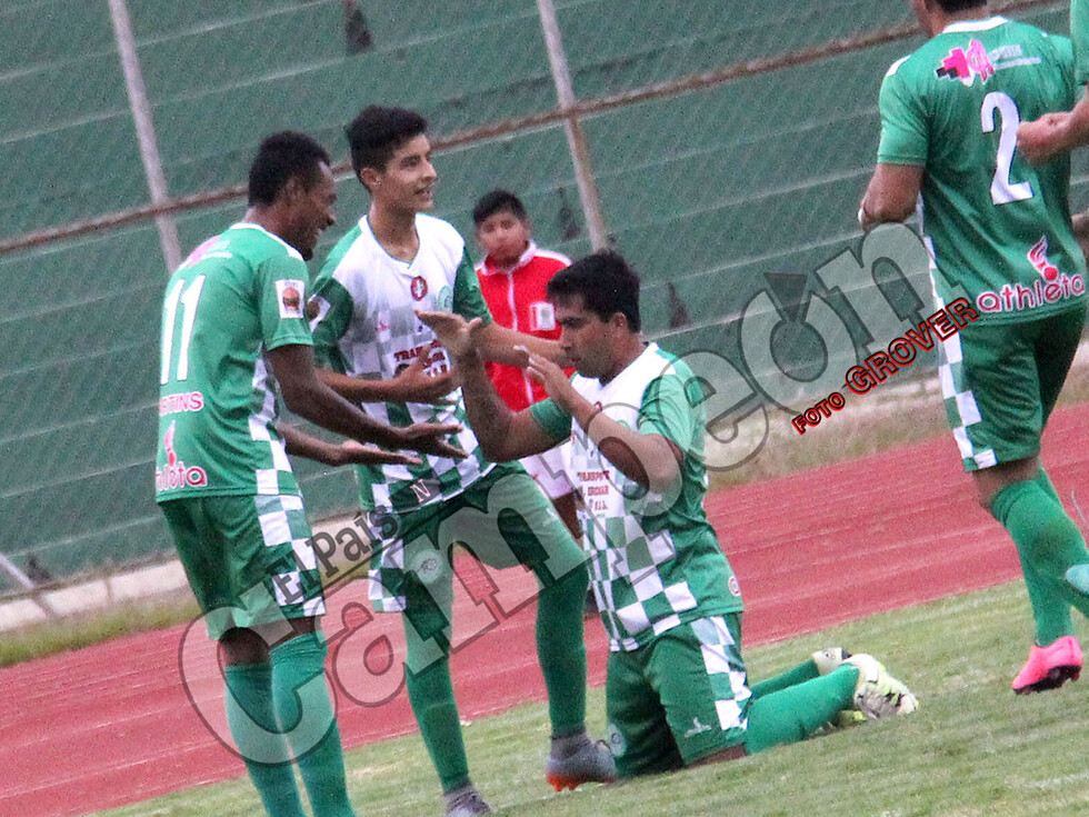 Romero trepa al primer lugar de los máximos goleadores