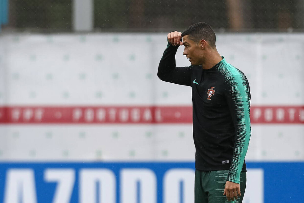 Portugal trabaja bajo la lluvia con CR7 triste