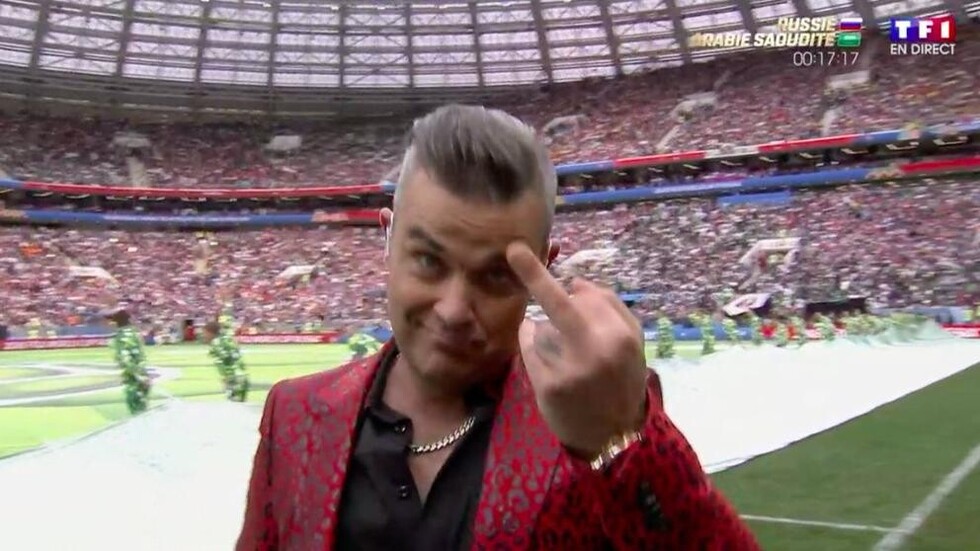 El polémico gesto de Robbie Williams en la inauguración