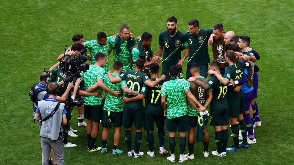 Australia suma y continúa con vida