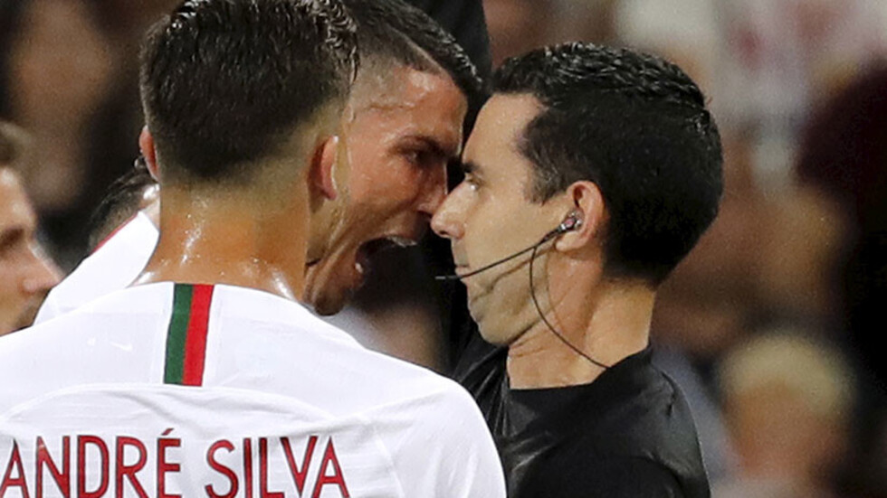 FOTOS: La furia de Ronaldo al encararse con el árbitro en el descuento del Uruguay-Portugal
