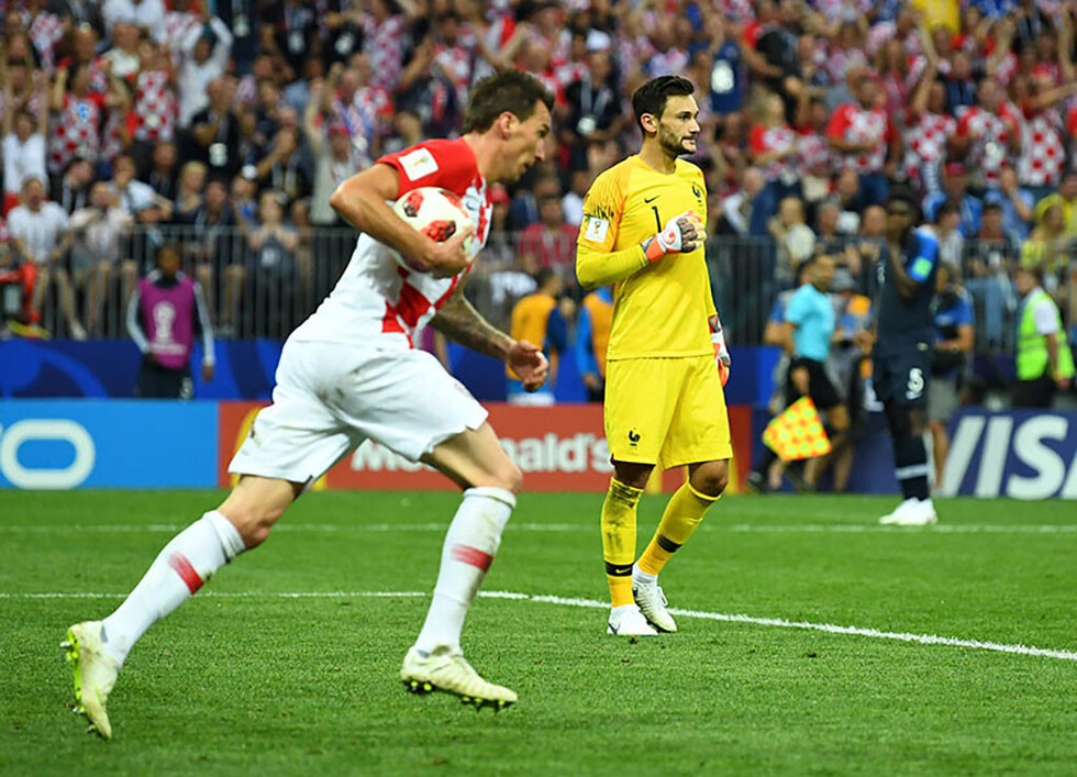 Cuatro personas invaden la cancha durante la final Francia-Croacia