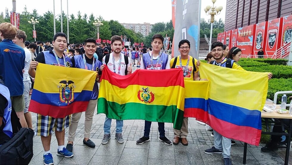 Bolivianos logran segundo y tercer lugar en competencia de robótica en Beijing
