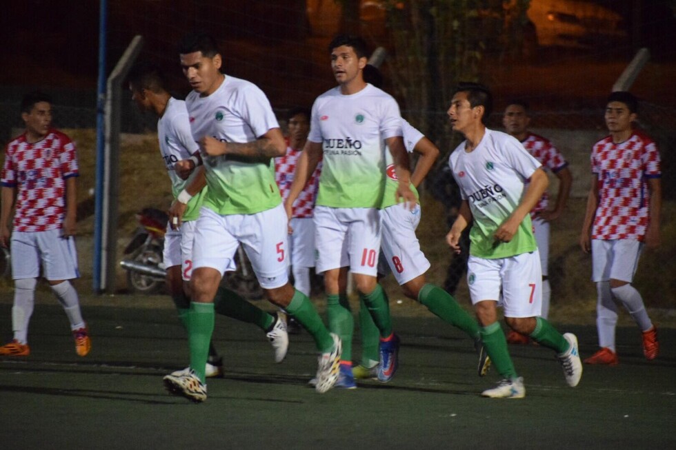 Petrolero superó a Municipal y se mantiene en lo más alto