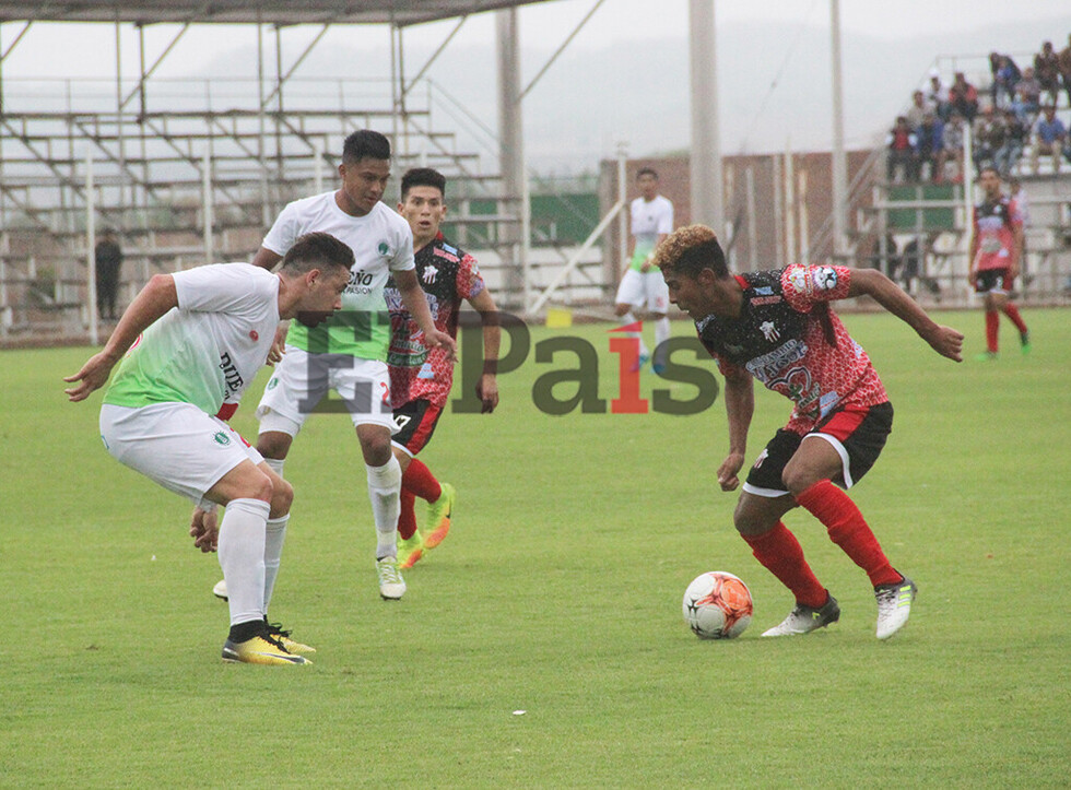 Petrolero golea en el clásico y sigue en carrera