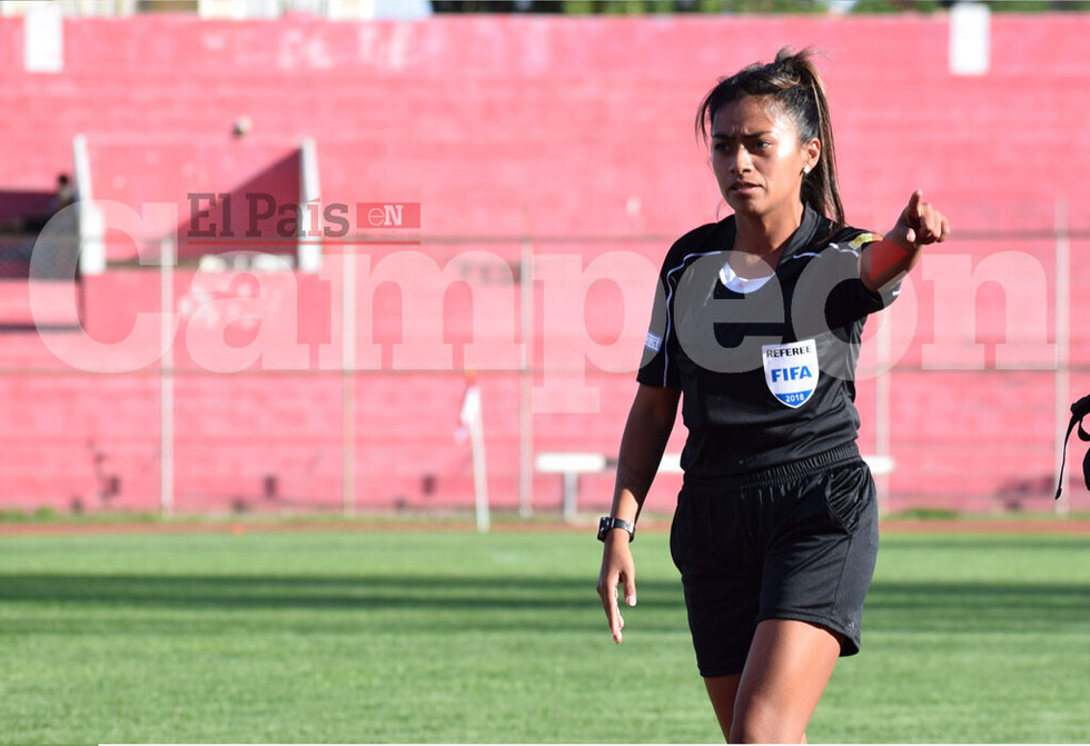 La historia de Adriana Farfán, tarijeña que dirigirá en la Copa Libertadores