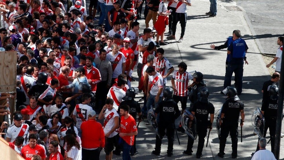 Suspenden al domingo la final de la Libertadores tras ataques contra jugadores del Boca y disturbios