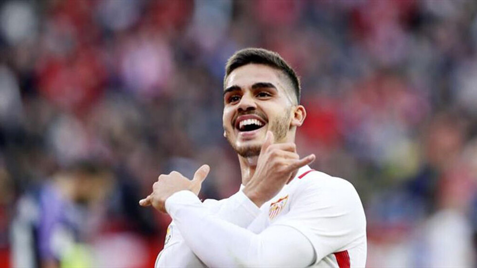 Sarabia, Andre Silva y Vaclik conducen al Sevilla al liderato