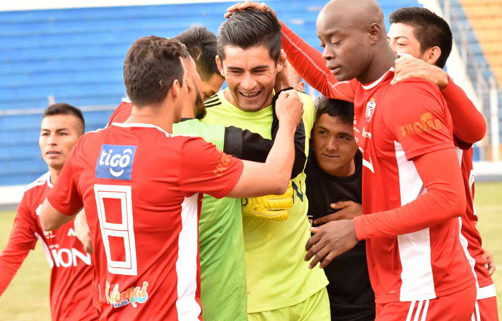 Royal Pari va con decisión por Oriente Petrolero