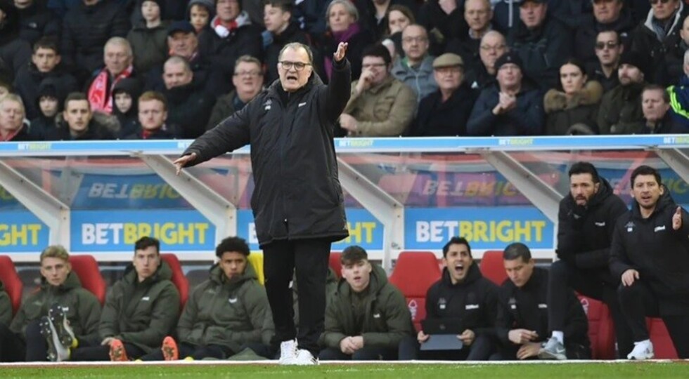 Bielsa inició el año con derrota, pero sigue líder