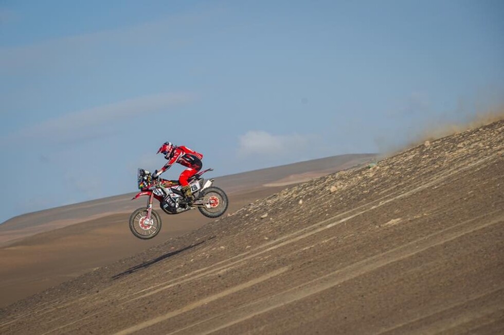 Los pilotos bolivianos no sueltan el ritmo dentro del  Dakar