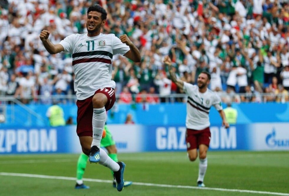 Carlos Vela cerca del Barcelona