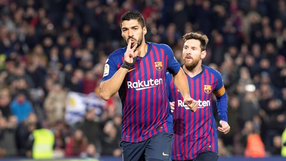 Con polémica de Suárez y una perla de Messi, ganó el Barça