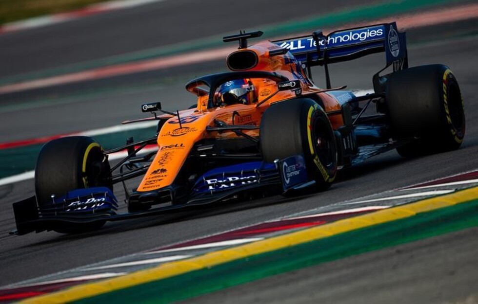 Vettel manda y Sainz sorprende en los primeros ensayos del curso
