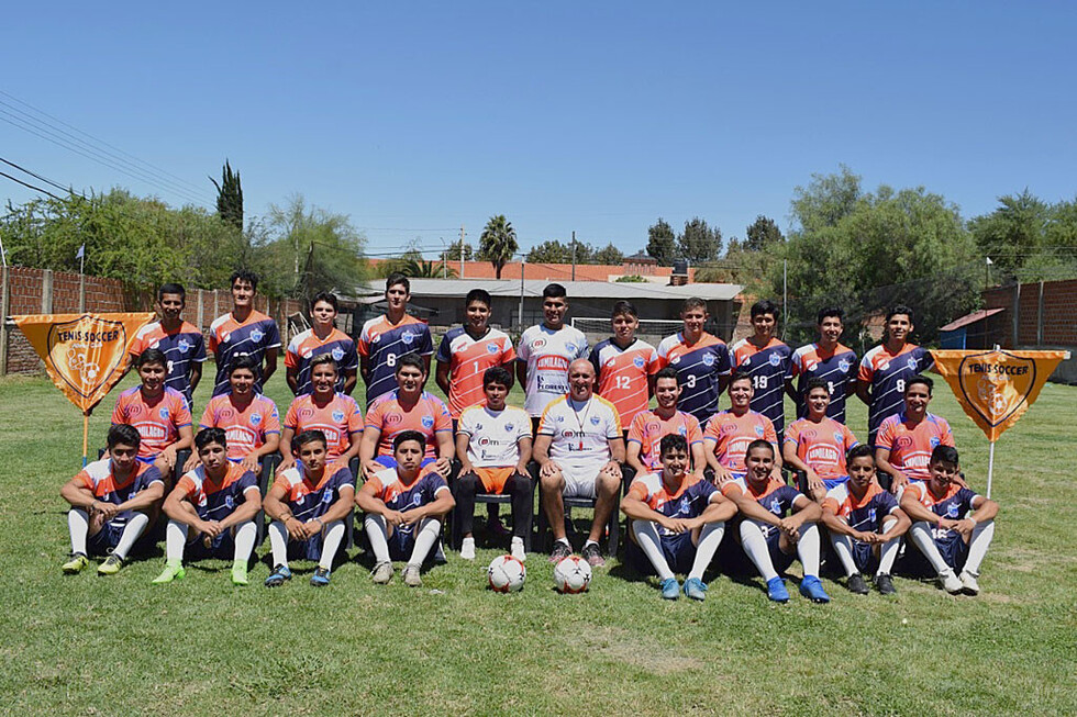 Tenis Soccer presentó a su plantel modelo 2019