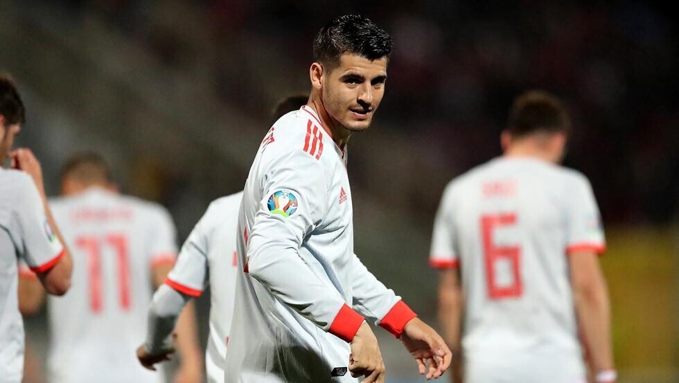Morata lidera a España; Italia que golea en la cima