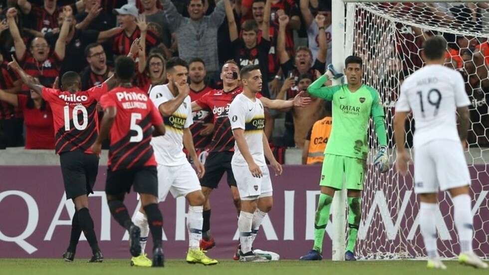 Atlético Paranaense goleó 3-0 a Boca en Brasil