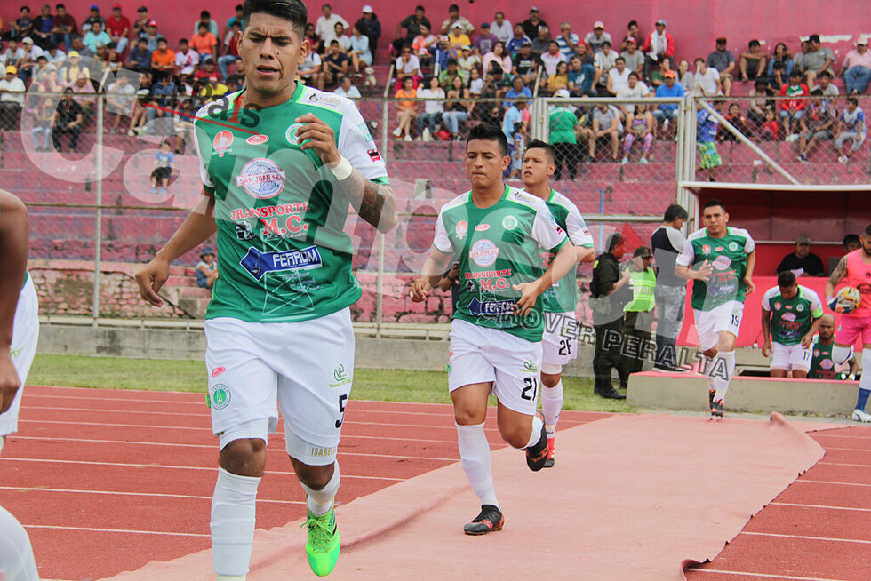 Royal-Petrolero, duelo para sacarse chispas