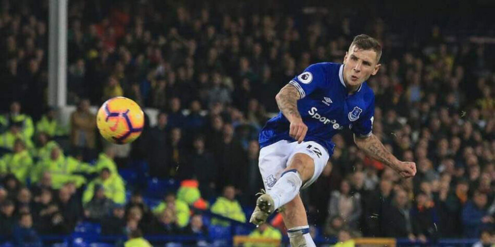 Everton le ganó al Arsenal con un polémico gol y lo complicó