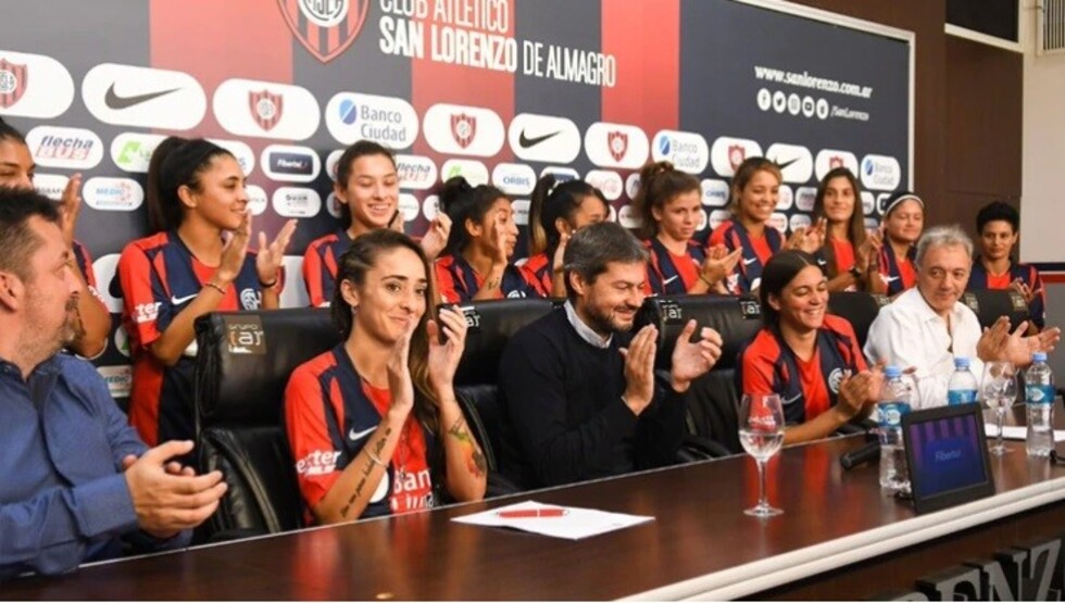 San Lorenzo presentó los primeros 15 contratos femeninos en su país