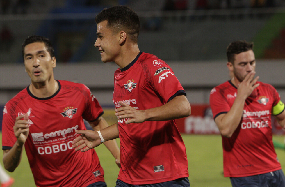 Wilstermann golea a Sport  Boys en Cochabamba
