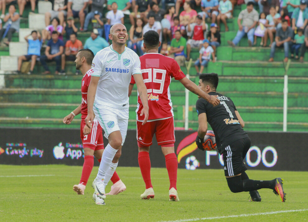 Bolívar se dispara como  puntero del campeonato