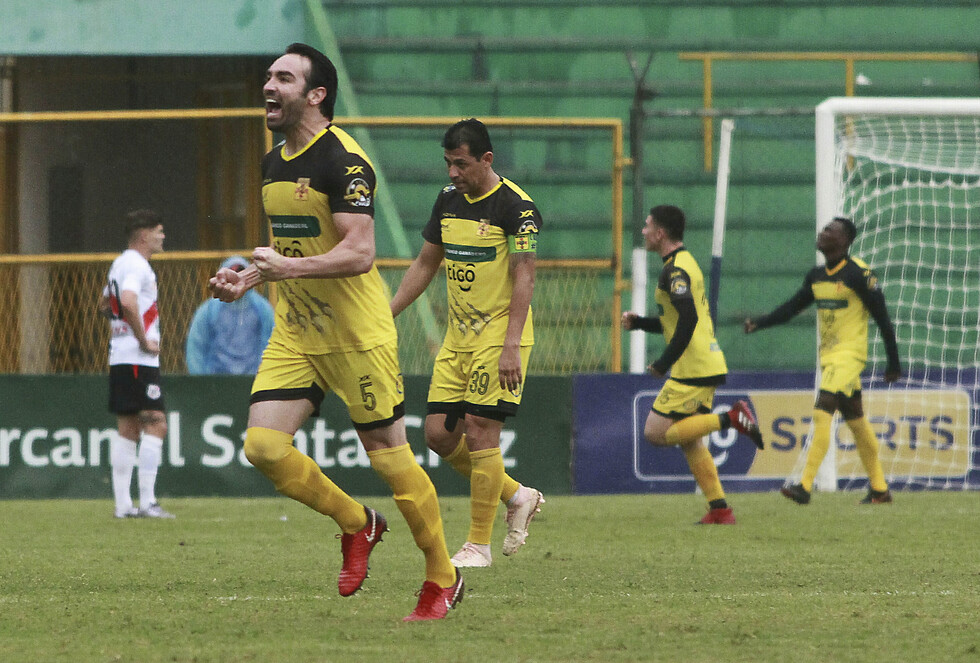 Destroyers baja el telón  del torneo con un triunfo
