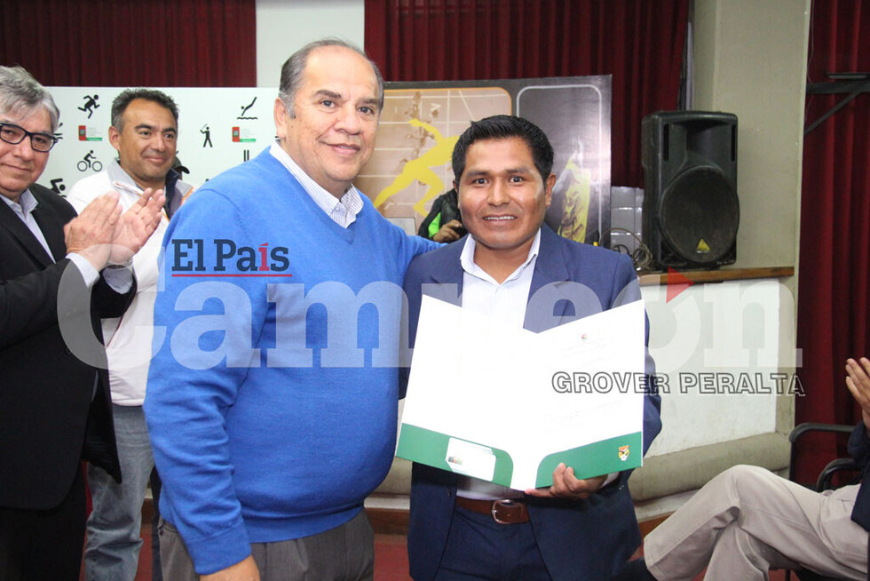 Postales de la entrega de Licencias a entrenadores de Tarija