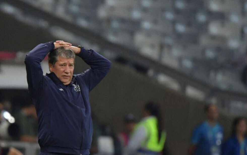 “Bolillo” Gómez envuelto de críticas en Ecuador