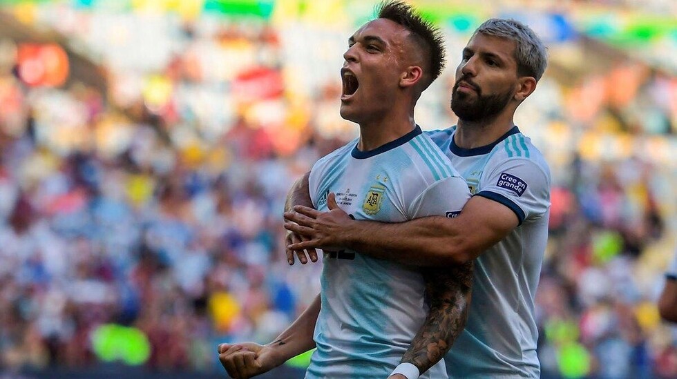 Argentina superó a Venezuela 2-0 y jugará el clásico con Brasil