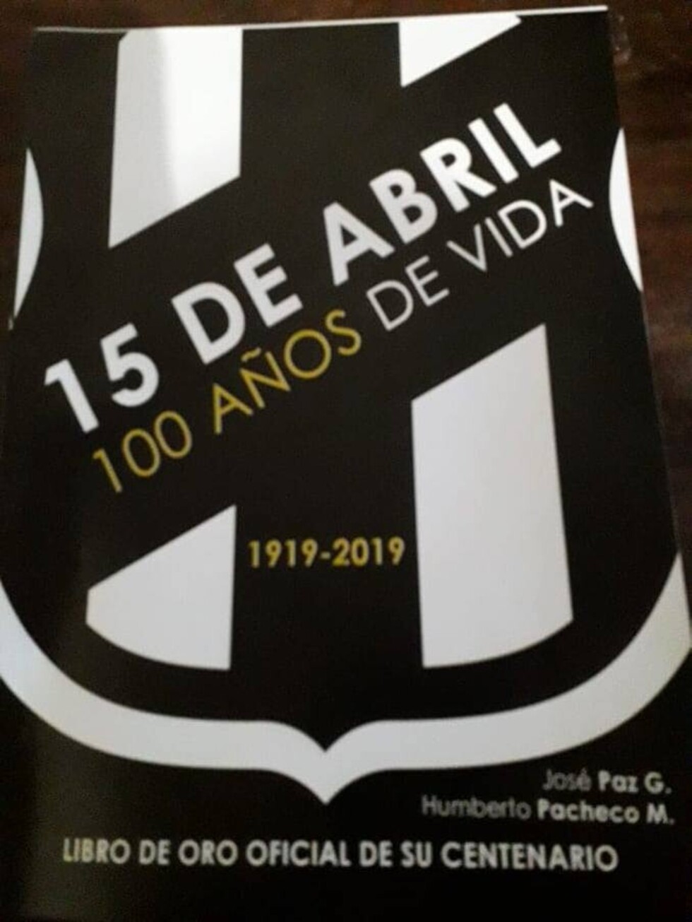 Presentan libro "15 de Abril 100 Años de Vida"