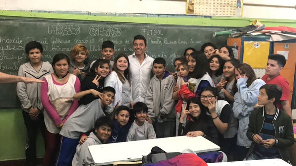 Gallardo volvió a su escuela para inaugurar una biblioteca