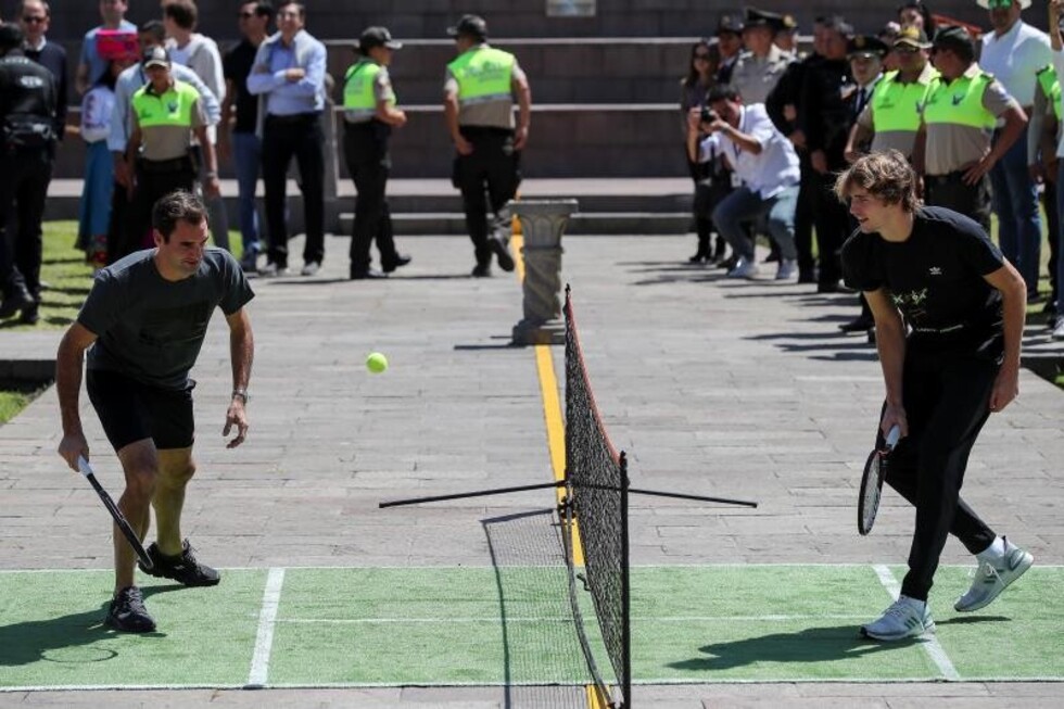 Roger Federer y Zverev en un duelo de mini tenis en Quito