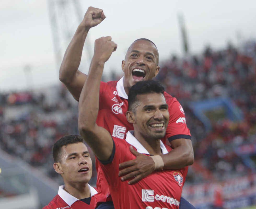 Wilstermann y Bolívar no dan tregua en la lucha por el título