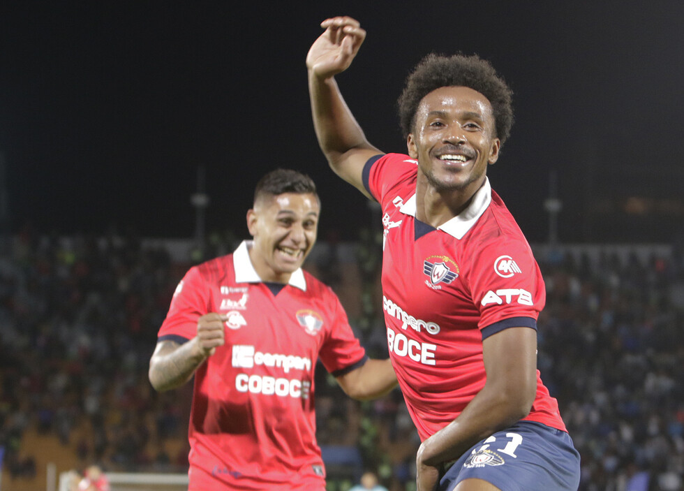 Wilstermann recupera el primer lugar a puro coraje
