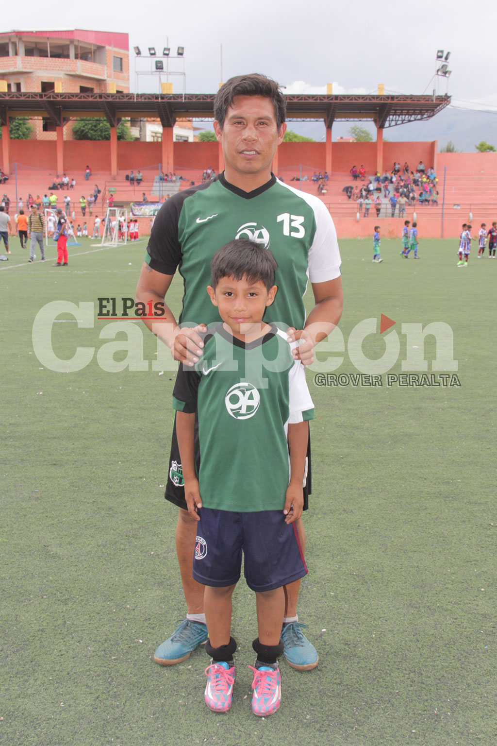 Padres futbolistas preparan a sus hijos para continuar con el legado