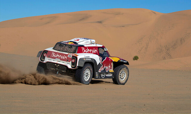 Sainz sigue líder al resistir arremetida de Al Attiyah