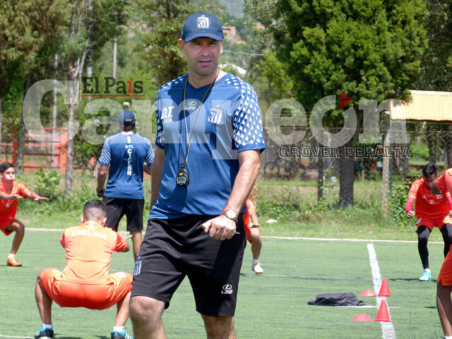 Pampa Sosa: “La idea por ahora es el 4-3-3 hasta tener al cien a Primo”