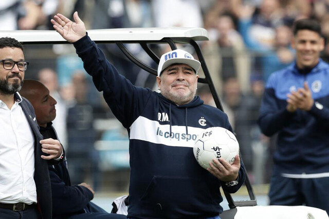 Boca decidió quién entregará la plaqueta a Diego Maradona