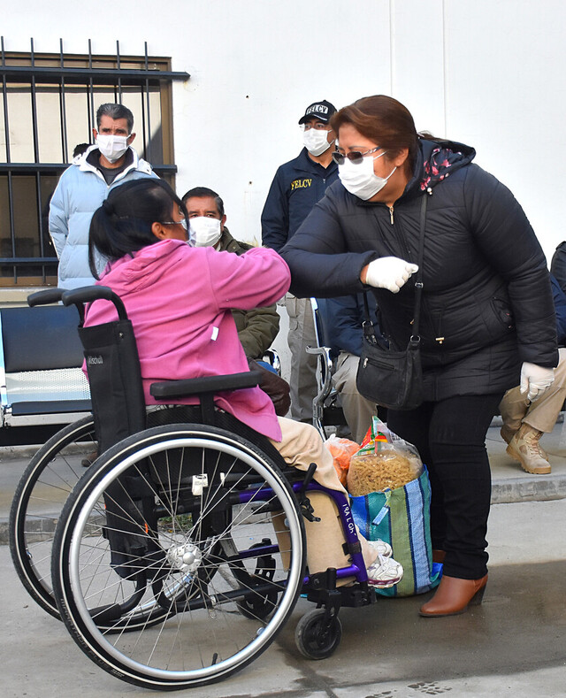 Familia Salinas dona canastas con alimentos